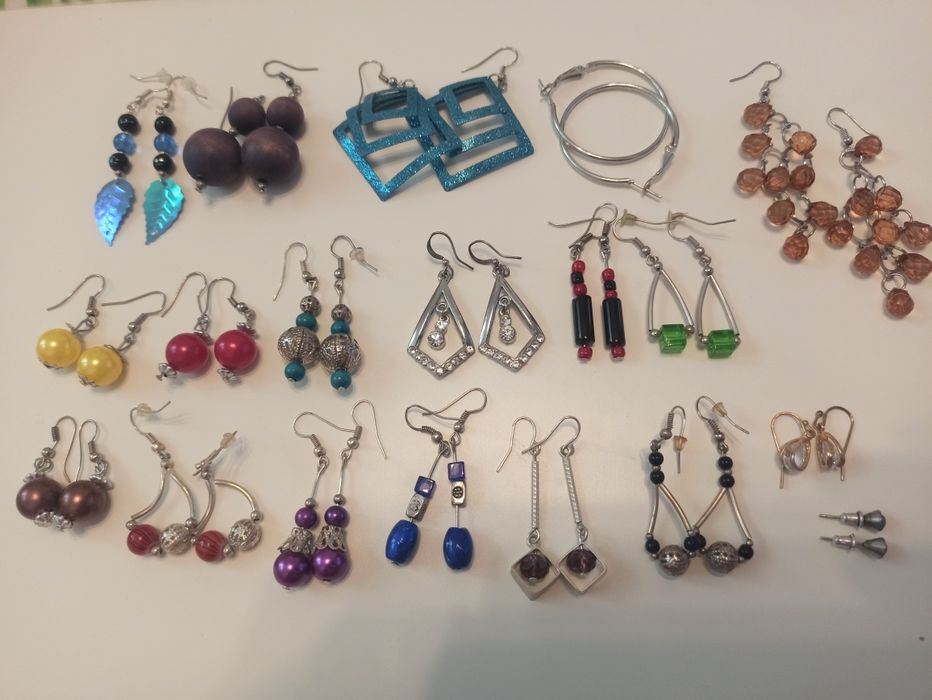 Kolczyki 19 par (różne kolory)