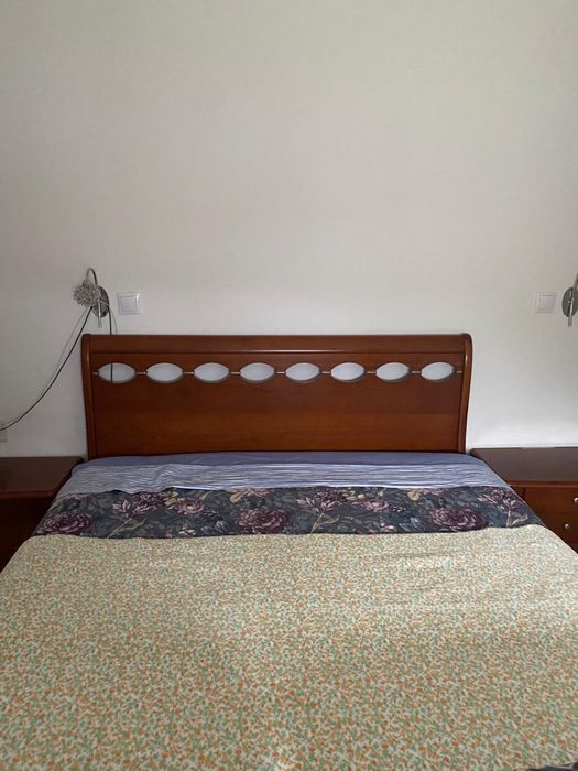 Cama de casal + mesas de cabeceira