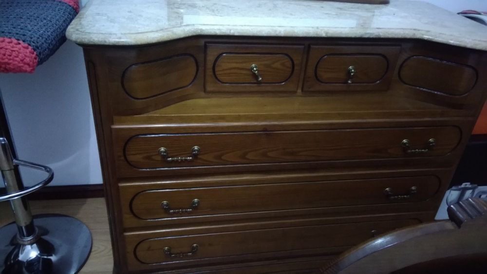 Mobília de quarto em madeira maciça