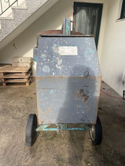 Vende-se betoneira 250 litros