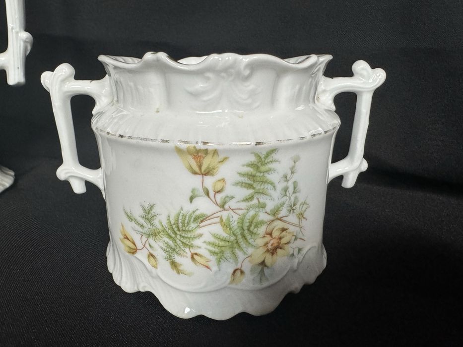 CT.Zestaw porcelanowych dzbanków, mlecznik i cukiernica.