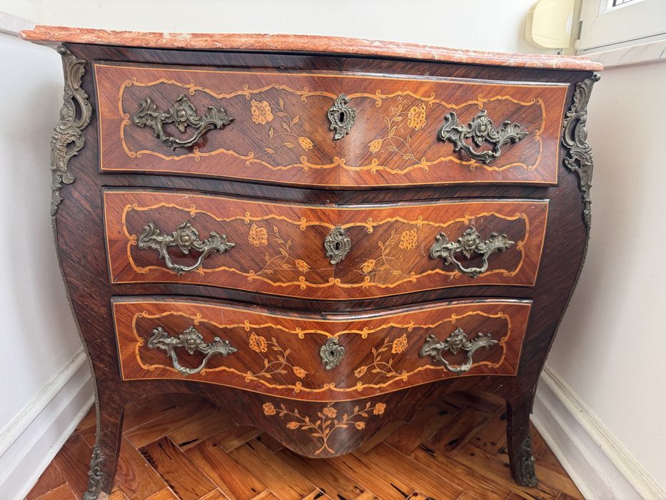 Comoda Luis XV com barriga e embutidos tampo em maemore rosa