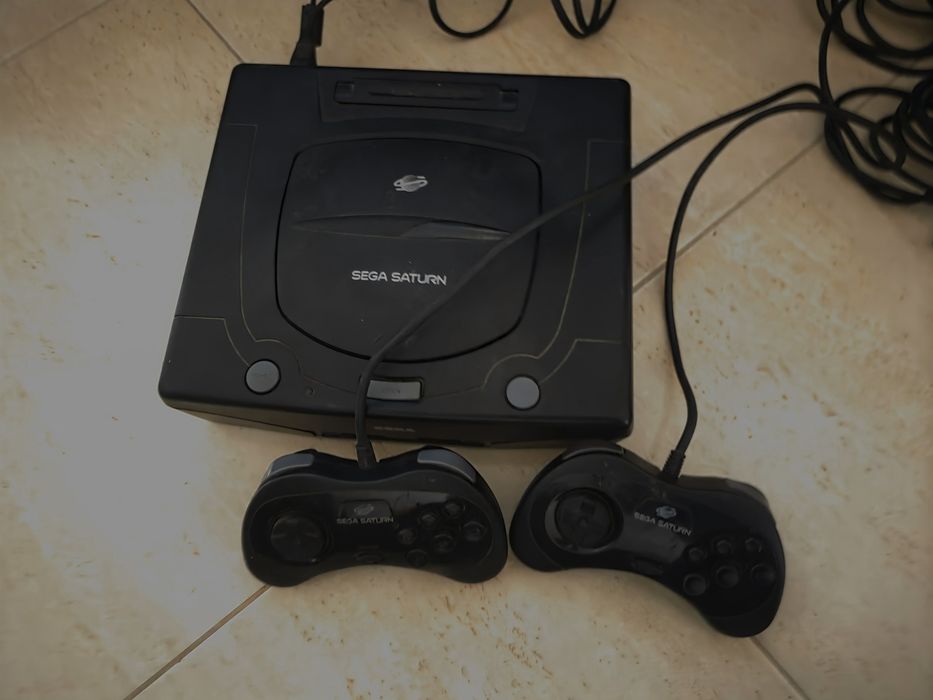 Sega saturn com 2 comandos sem jogos