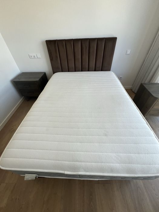 Cama de casal moderna com colchão – excelente estado