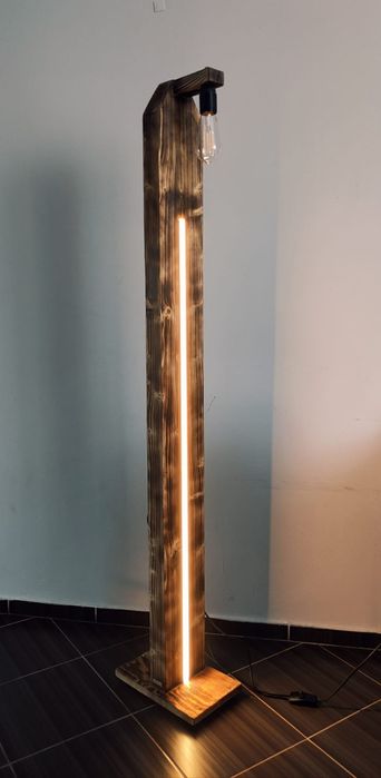 Drewniana lampa stojąca