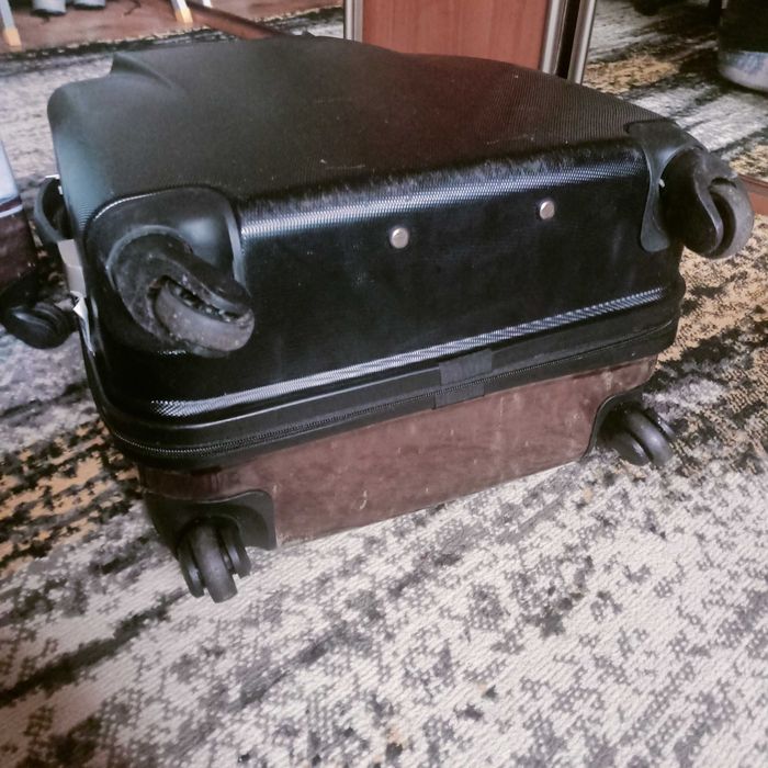 Trzy walizki na kółkach