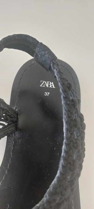 Sandálias pretas muito fashion, tamanho 37