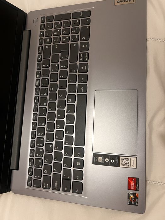 Lenovo IdeaPad 3 15ALC6 com Ryzen 7 5700U, 16 GB RAM e 512 GB SSD