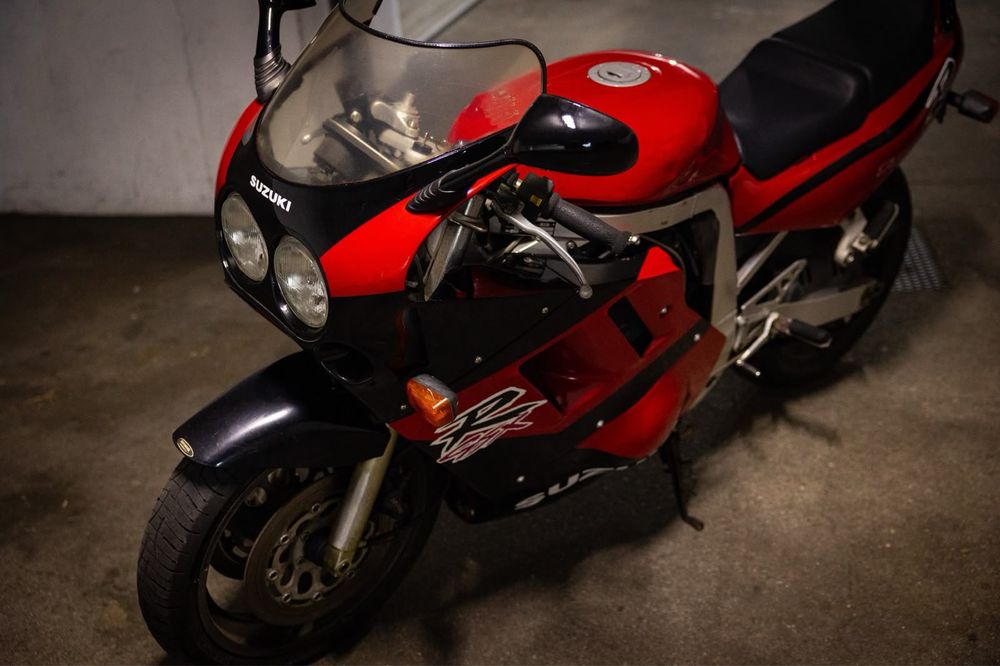 Suzuki GSXR 1100cc, moto antiga com  muito estilo
