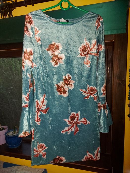 Elegancka, prosta sukienka w kwiaty M. F. Discovery