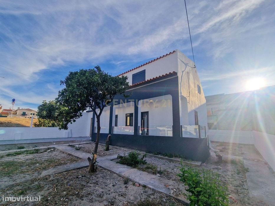 ACEITA PERMUTA - Moradia isolada c/ 4 assoalhadas totalmente remodelad