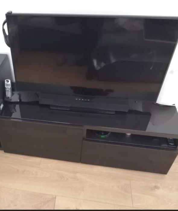 Movel escuro de TV com painel em vidro