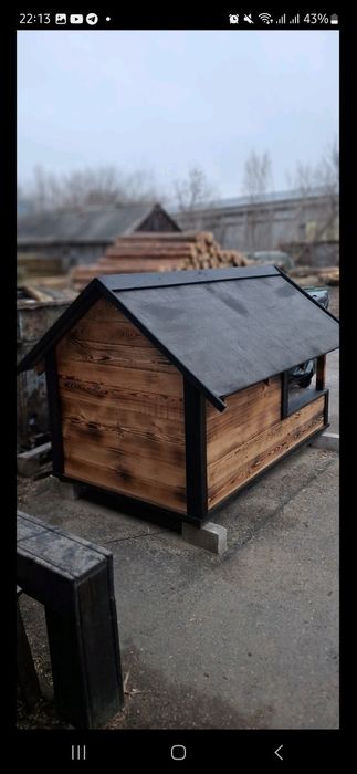 Большая деревянная будка