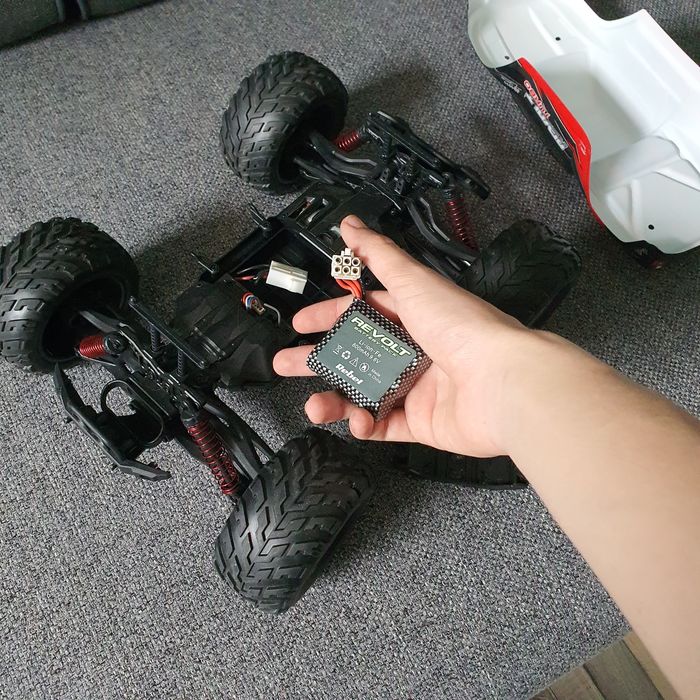 Zdalnie sterowany samochód REVOLT