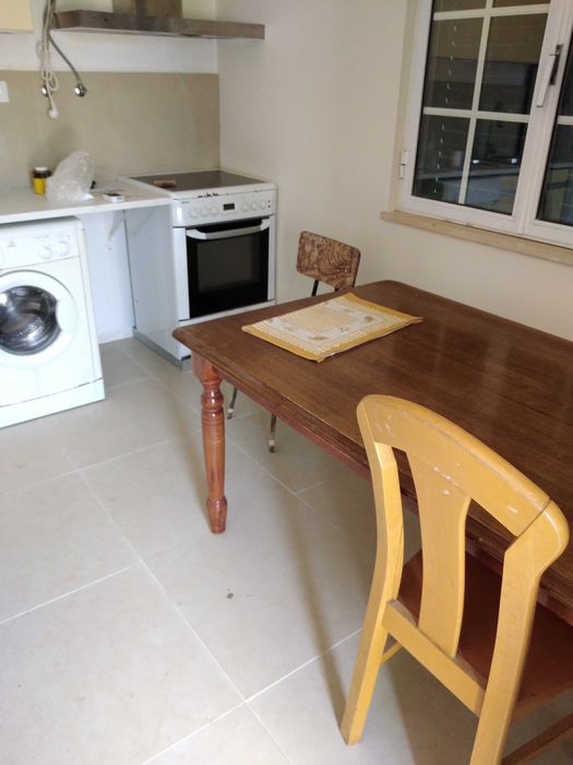 Arrenda-se casa mobilada ao ano.