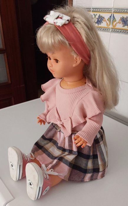 BONECA LINDA ANTIGA EM PLÁSTICO RIGIDO.Casa,Quarto,Sala,Colecção.