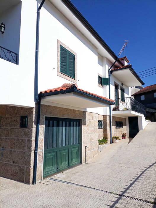 Arrendo casa T3 com salão