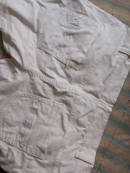 Bermudas de cor brancas