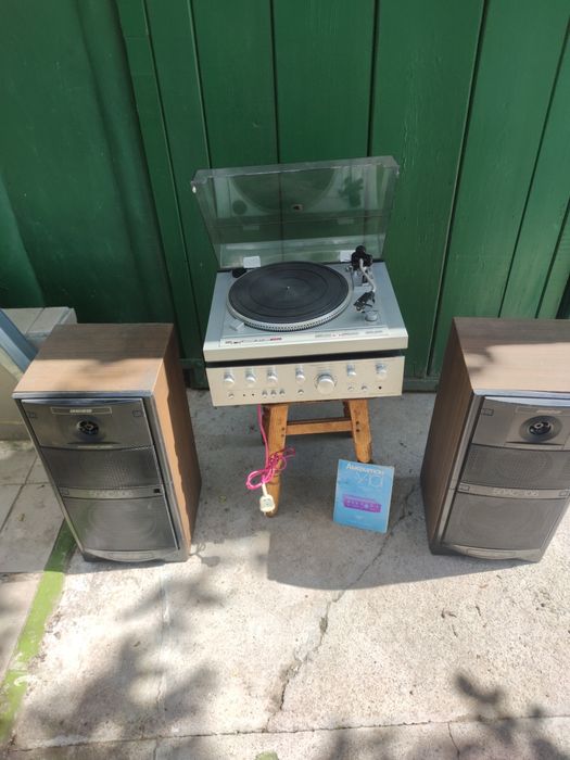 Ретро програвач платівок TESLA