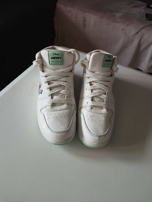 Białe buty Disney
