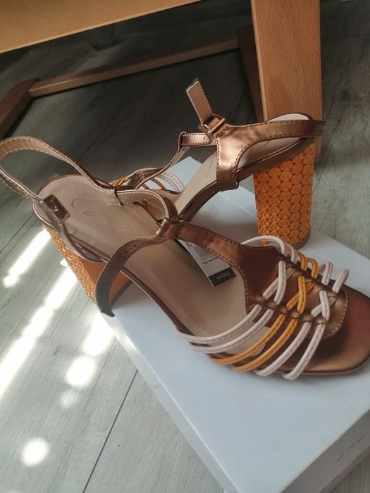 Sandały nowe, ciekawy fason