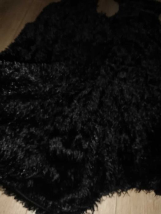 Czarna narzutka uniwersalna