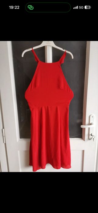 Czerwona sukienka z odkrytymi plecami