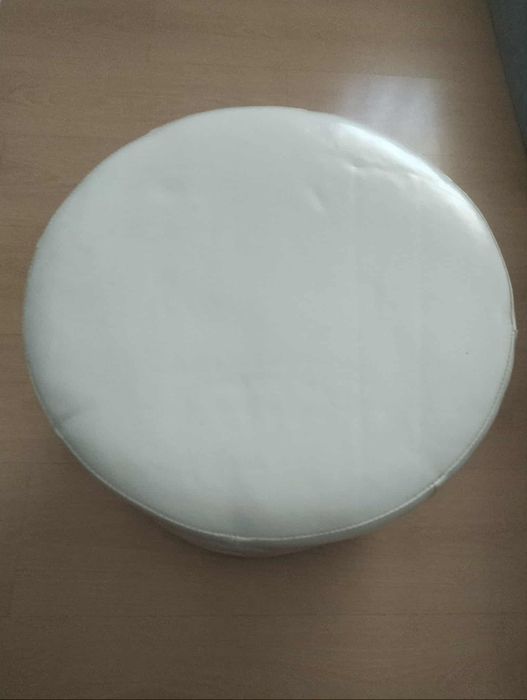 Puff branco com pormenores de "diamante"