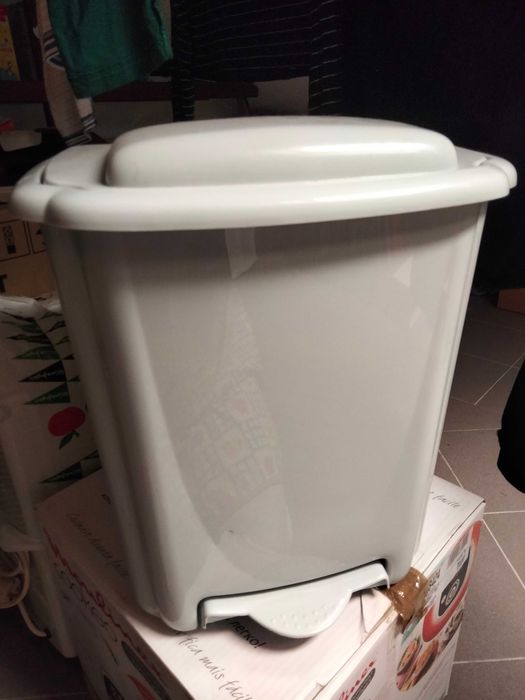 Caixote do lixo, como novo