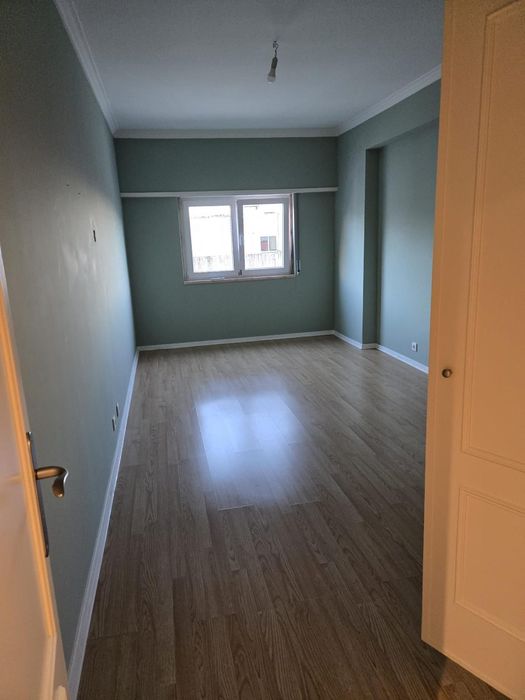Quarto com roupeiro embutido em Queluz, entrada imediata
