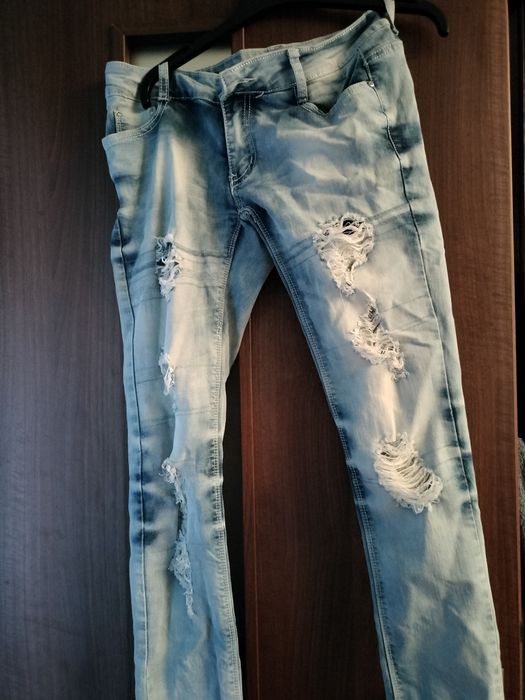 Jeansy jasne przecierane z dziurami