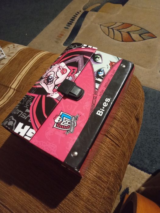Kuferek monster high