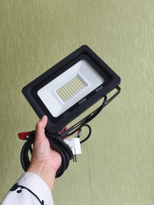 Продам набор 2 прожектора светильника с шнуром 

Каждый рабочий светод