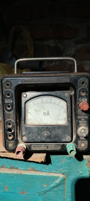 Автомобильные зарядное устройство с регулятором напряжения 700гр.