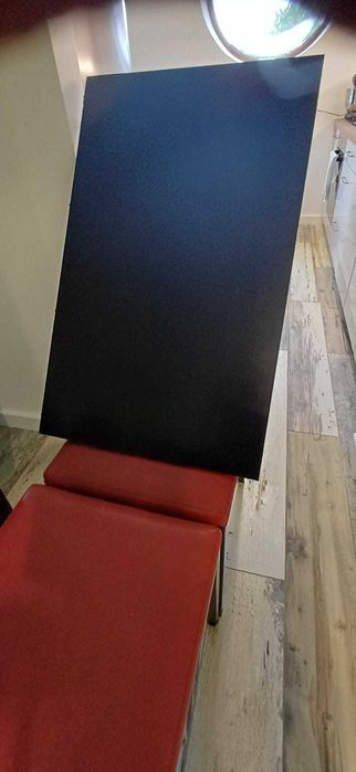 Drewniany stół rozkładany marki FAMEG wenge (85x85+52) + 4 czerwone krzesła | Wrocław