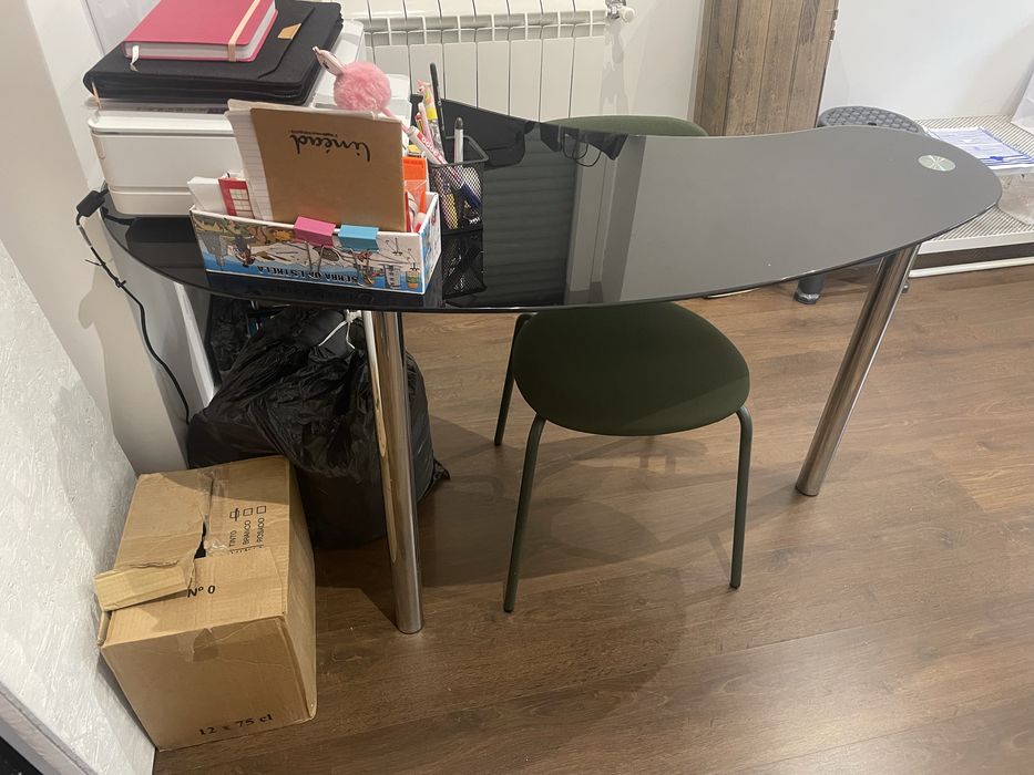 Secretaria em vidro com 3 pés