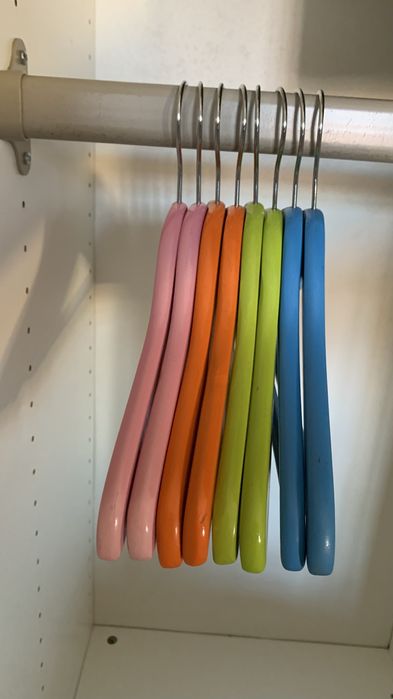 Cruzetas cabides coloridas madeira