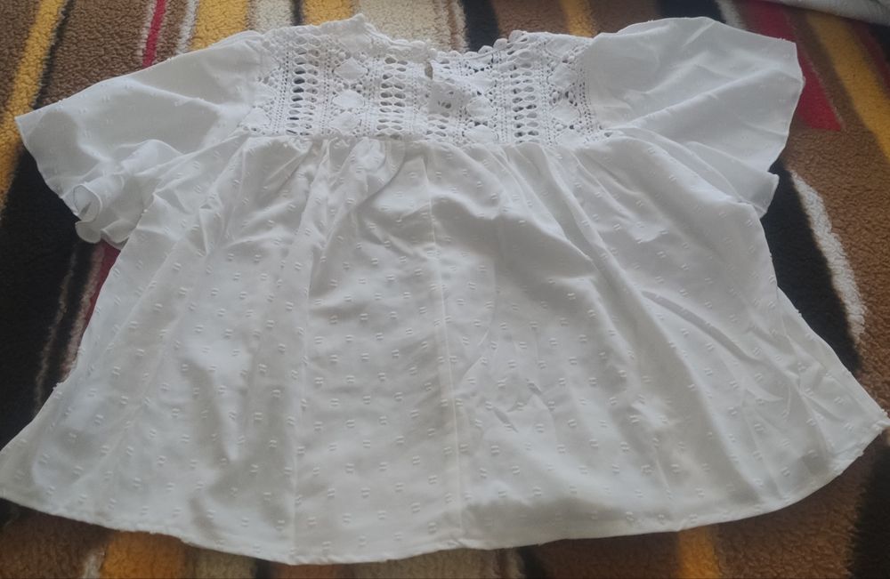 PROMOÇÃO - Blusa Branca de Manga Curta Larga e renda [1XL]