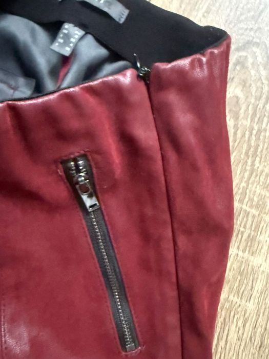 Unikatowe spodnie Esprit – ekoskóra, bordowe, rozmiar S bikery