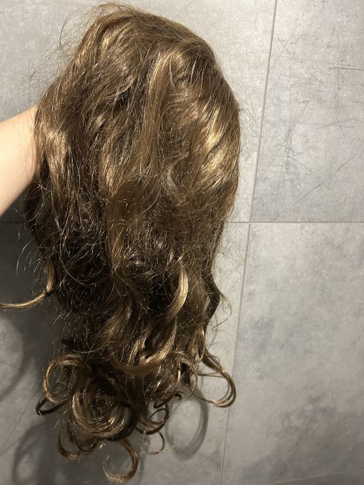 Brązowa peruka - długie włosy