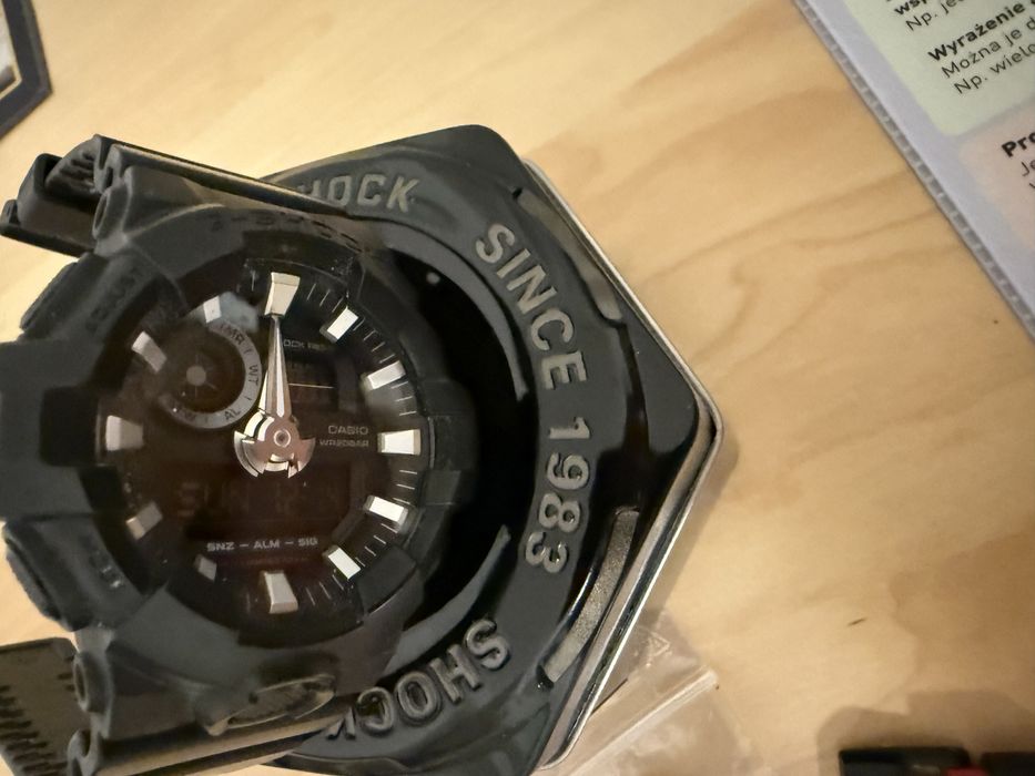 Casio G-shock z dodatkowa czerwoną obudową
