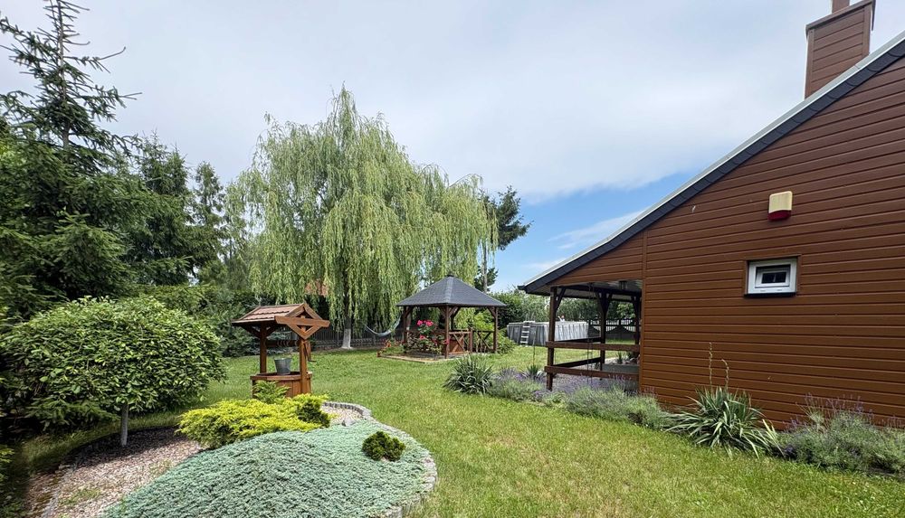 Domek rekreacyjny nad Jeziorskiem – 750 m² pięknie zagospodarowanej działki.