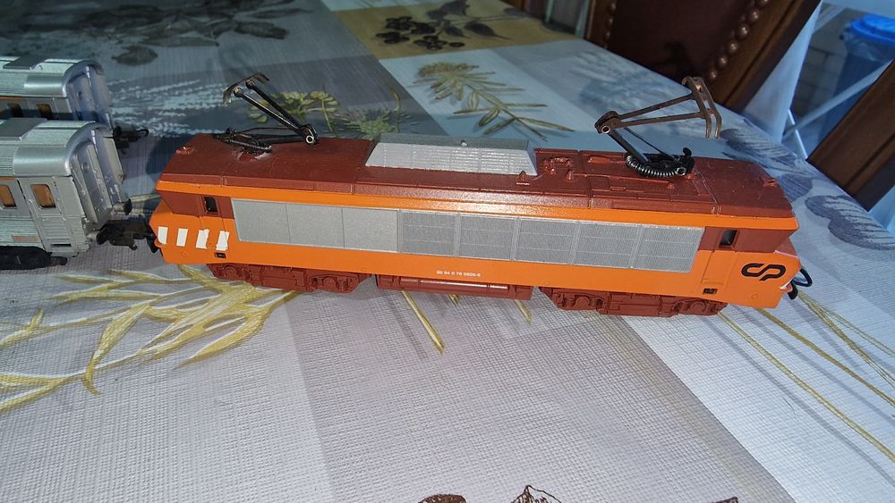 Locomotiva 2600 cp com luzes e carruagens sorefame