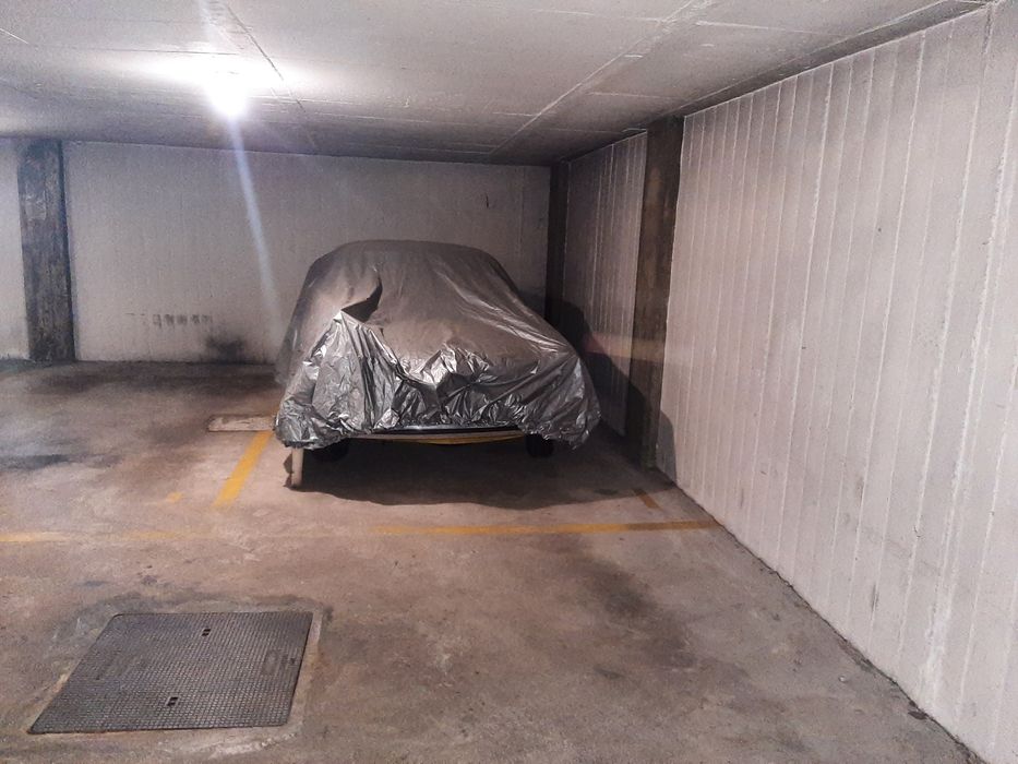 Lugar de garagem junto ao Continente/Lidl do Monte dos Burgos.