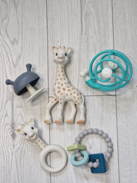 Zestaw 5 gryzaków dla dziecka MOMBELLA SOPHIE GILIGUM