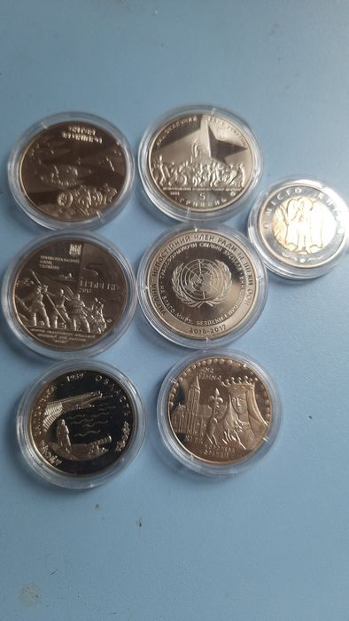 П'ять гривень різні