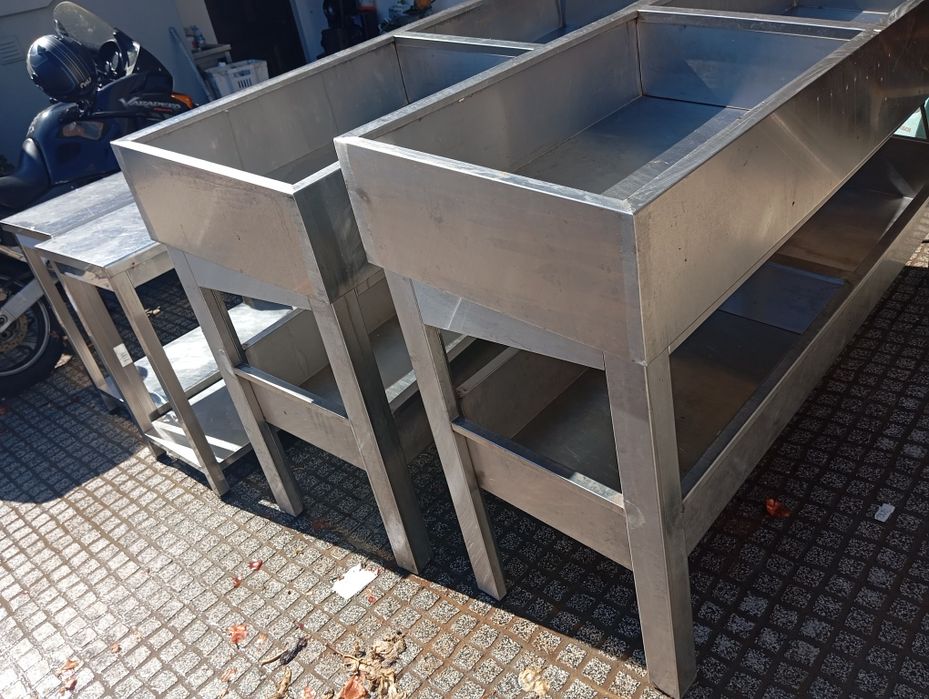 Escaparates e bancas de fruta ou legumes em inox