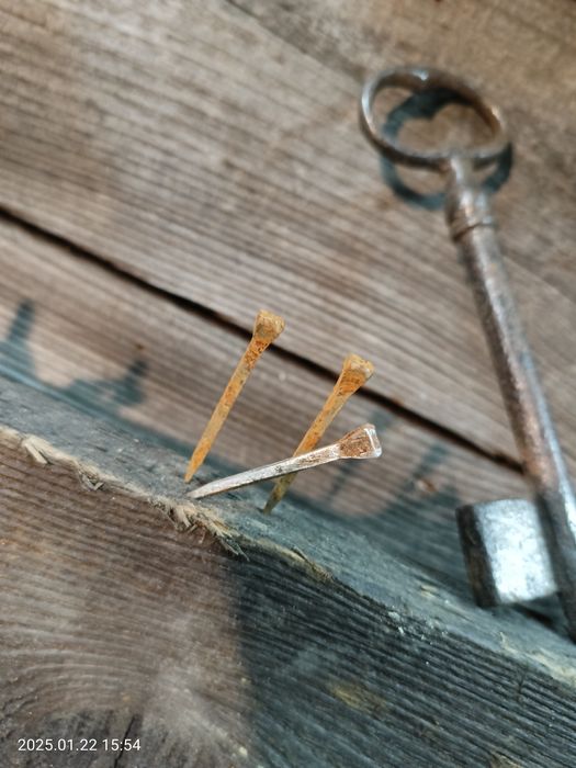 Stare gwozdzie kute.