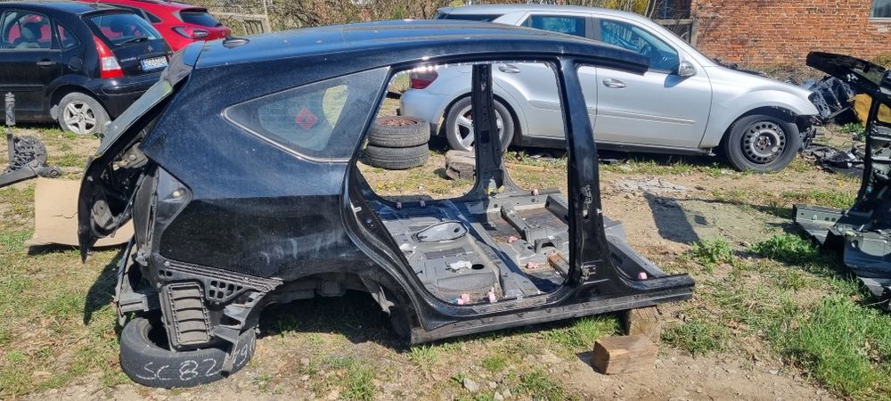 Toyota Prius Plus prawa ćwiartka tył