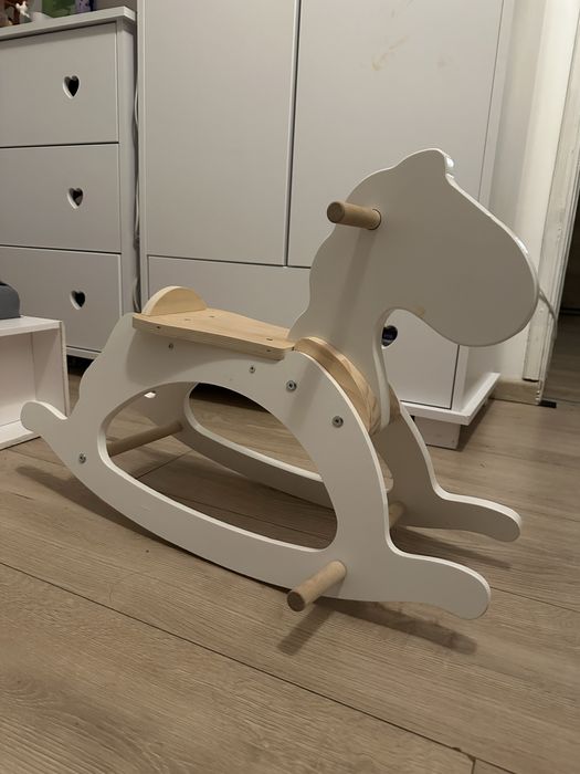 Drwniany konik na biegunach biały